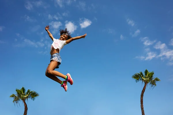 Feliz Joven Rizado Chica Negra Salto Alto Sobre Cielo Azul —  Fotos de Stock