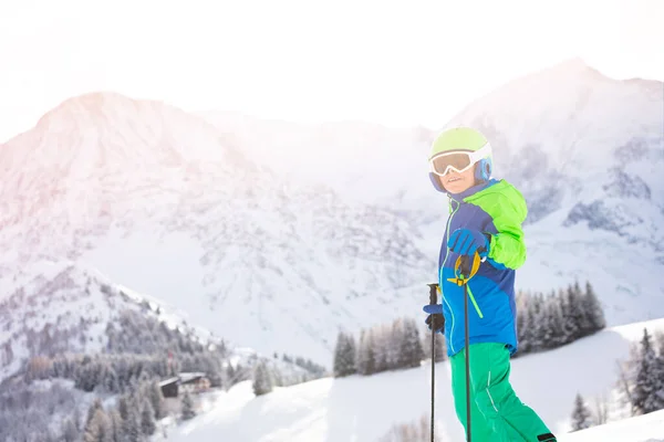 Niño Posar Montaña Alpina Pista Esquí Pista Esquí Desgaste Casco — Foto de Stock