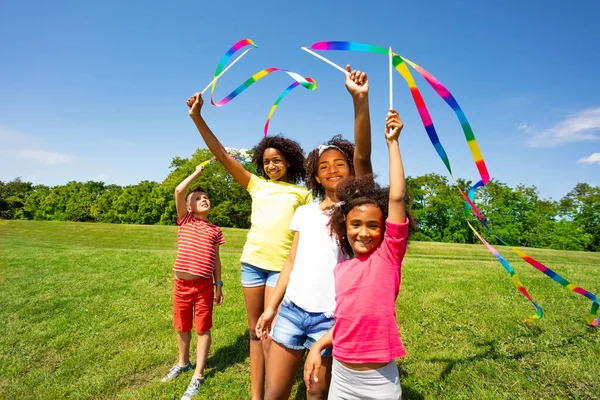 Група Хлопчиків Дівчаток Хвилі Різнокольоровими Стрічками Траві Парку — стокове фото