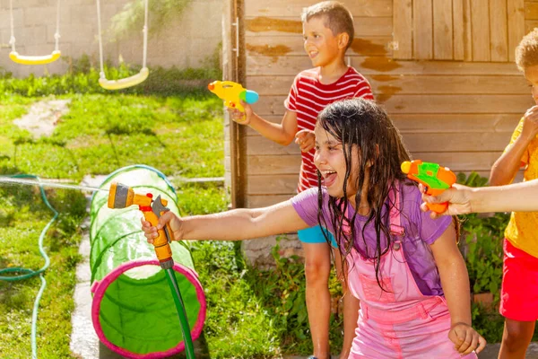 Menina Feliz Atirar Com Água Pistola Aspersor Grupo Crianças Jogo — Fotografia de Stock