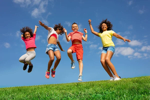 Bailando Saltando Grupo Diversos Niños Césped Con Sonrisa Levantado Las —  Fotos de Stock