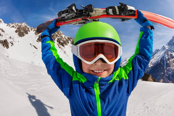 Mały Chłopiec Trzymać Alpejskie Narty Podniesionych Rękach Nosić Maskę Narciarską — Zdjęcie stockowe