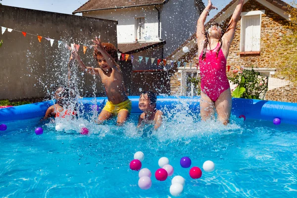 Šťastná Skupina Přátel Malé Rozmanité Děti Baví Nafukovací Bazén Zahradě — Stock fotografie