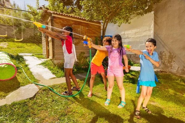Группа Детей Играют Водяными Пистолетами Один Мальчик Распыления Помощью Садового — стоковое фото