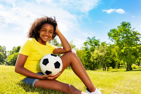 Giovane Felice Carino Riccio Nero Bella Ragazza Con Pallone Calcio — Foto Stock