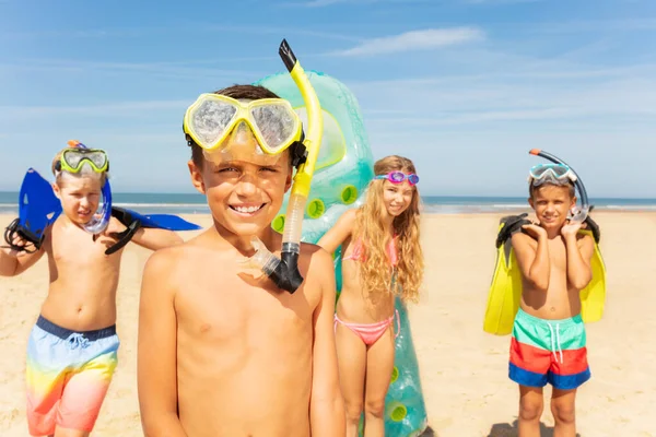 Retrato Chico Guapo Grupo Niños Pie Con Máscara Buceo Playa — Foto de Stock