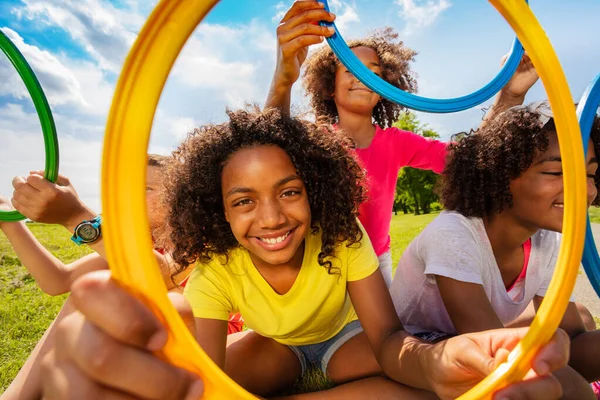 Groep Van Grappige Zwarte Gemengde Ras Meisjes Zoek Door Middel — Stockfoto