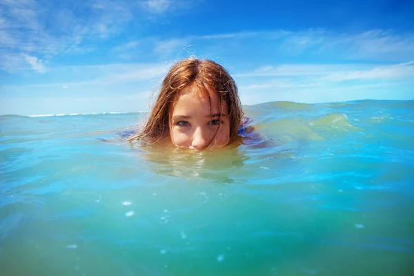 Half Onderwater Portret Van Een Meisje Met Lang Haar Zwemmen — Stockfoto