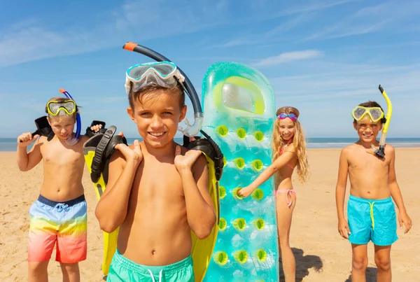 Retrato Bom Menino Grupo Crianças Com Snorkeling Máscara Praia Perto — Fotografia de Stock
