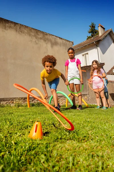 Porträtt Svart Pojke Grupp Barn Kasta Sport Båge Cirkel Uppnå — Stockfoto