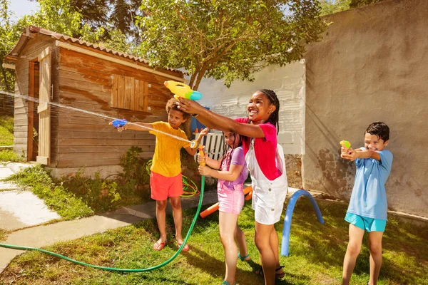 Gioco Lotta Pistola Acqua Con Gruppo Diversi Bambini Sparano Pistole — Foto Stock