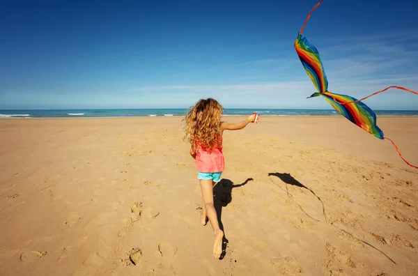 Chica Correr Playa Arena Mar Sosteniendo Colorido Arco Iris Despojado —  Fotos de Stock