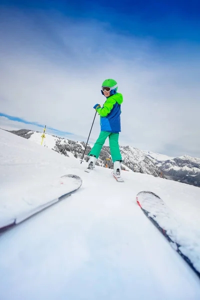 Kleiner Glücklicher Junge Fährt Steilen Hang Alpinberg Hinunter Von Hinten — Stockfoto