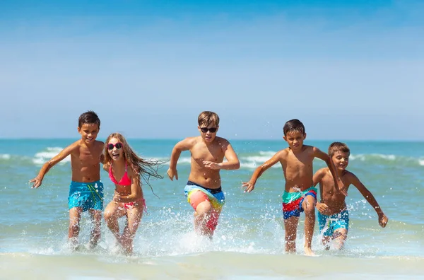 Gruppe Von Jungen Und Mädchen Flitzt Badeanzügen Aus Dem Meer — Stockfoto