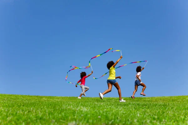 Grupo Niños Corriendo Muy Rápido Agitando Con Cintas Color Sobre —  Fotos de Stock