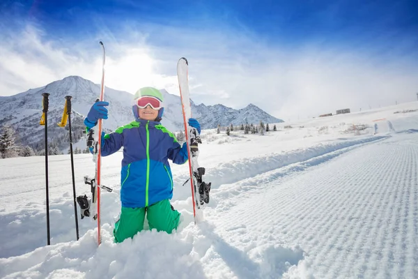 Pojke Blå Vinterkläder Med Skidmask Och Hjälm Sitter Sidan Himlens — Stockfoto