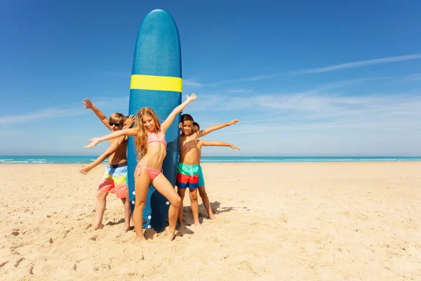 Många Barn Med Flicka Mitten Står Vid Surfbräda Sandstranden Nära — Stockfoto