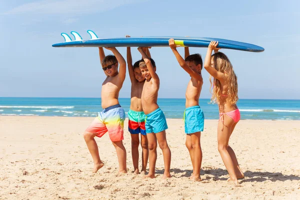 Grupa Dzieci Nosi Deskę Surfingową Strojach Kąpielowych Plaży Przy Morzu — Zdjęcie stockowe