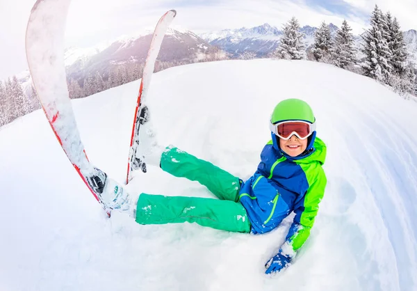 Glad Pojke Med Skidkläder Kul Sitter Snö Leende Och Ser — Stockfoto