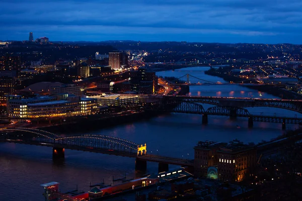 Nattutsikt Över Broar Över Floden Monongahela Och Pittsburg Centrum Byggnader — Stockfoto