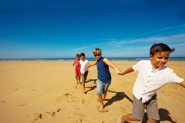 Grupo Crianças Felizes Puxar Uns Aos Outros Mãos Dadas Praia — Fotografia de Stock