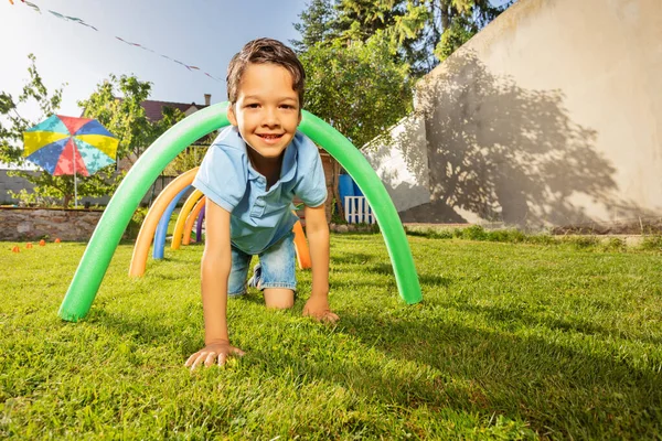 Mavi Gömlekli Küçük Bir Çocuğun Portresi Arka Bahçedeki Oyun Alanında — Stok fotoğraf