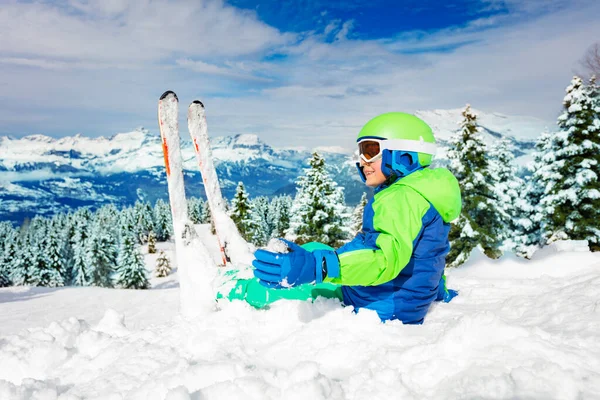 Kleine Jongen Zitten Diepe Sneeuw Dragen Ski Bergketen Besneeuwd Bos — Stockfoto