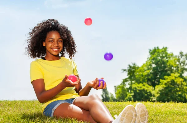 Retrato Feliz Positivo Encaracolado Preto Linda Menina Malabarismo Com Bolas — Fotografia de Stock