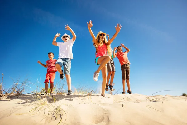 Grupp Glada Barn Vänner Hoppa Upp Sand Strand Lyfta Händer — Stockfoto