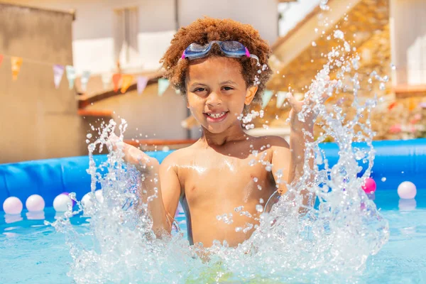 Feliz Chico Negro Guapo Con Pelo Rizado Uso Googles Deporte — Foto de Stock