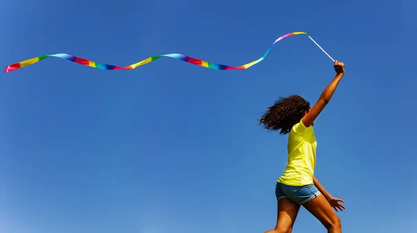 Vista Perfil Una Hermosa Chica Corriendo Sobre Cielo Azul Con —  Fotos de Stock