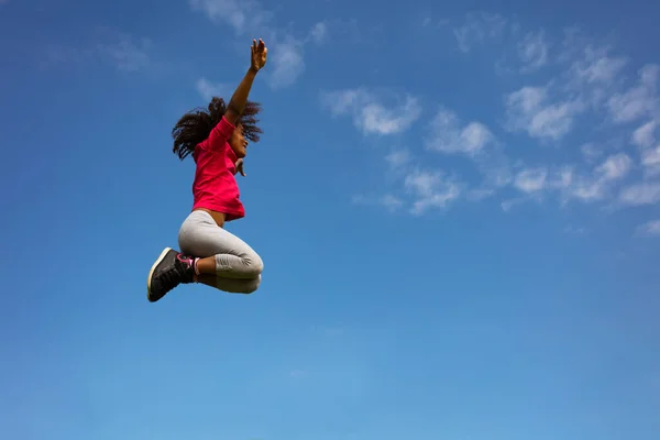 Niña Feliz Con Pelo Rizado Saltar Sobre Cielo Azul Las — Foto de Stock