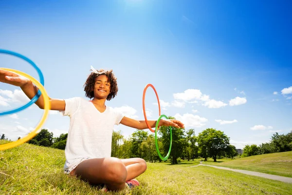 ポートレートのA可愛いです若いです女の子とともに巻き毛で公園回転フープオン彼女の手 — ストック写真