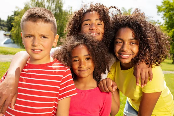 Retrato Feliz Diversificada Olhando Crianças Idade Escolar Internacional Parque Sorriso — Fotografia de Stock