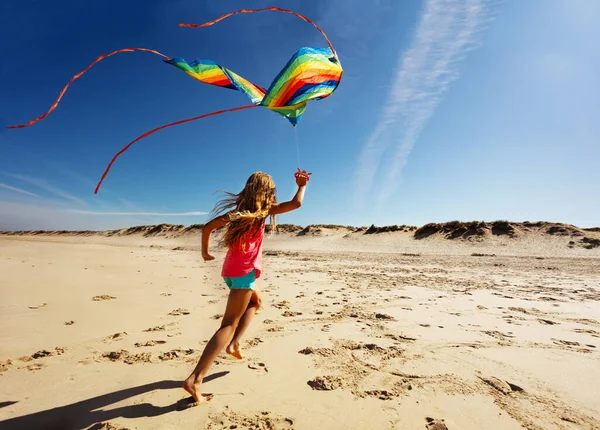 Dziewczyna Biegać Plaży Piasku Gospodarstwa Kolorowe Tęczy Pozbawione Latawca Widok — Zdjęcie stockowe