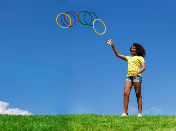 Joven Hermoso Pelo Rizado Negro Chica Lanzando Aros Aire Sobre —  Fotos de Stock
