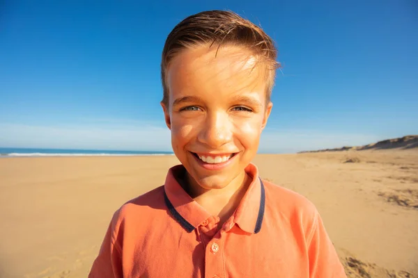 超级快乐的小笑脸男孩在海边的沙滩上靠近海景 — 图库照片