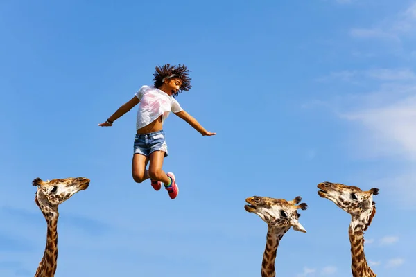 Happy Fille Insouciante Sauter Avec Des Girafes Têtes Soufflet Levant — Photo