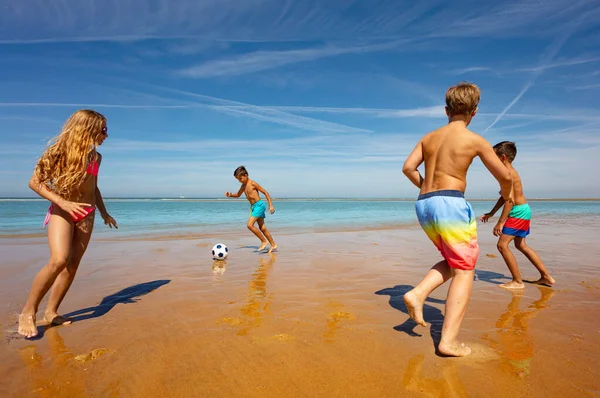 Muchos Niños Felices Juegan Pelota Fútbol Playa Cerca Del Agua —  Fotos de Stock