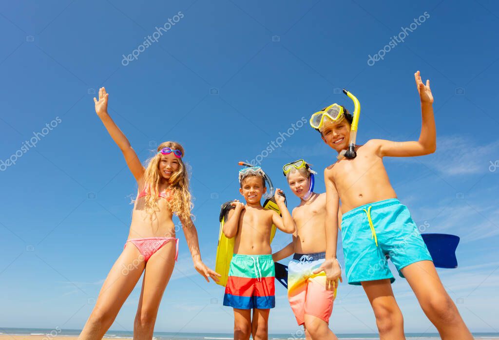 Grupo Ninos Ninas Felices Pie Juntos Saludando Con Mano Trajes Foto de stock serrnovik 316121320