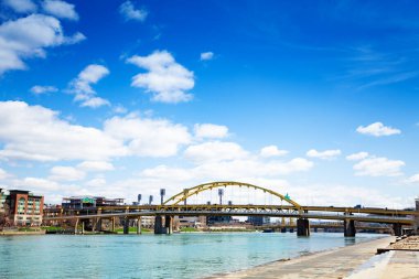 Fort Duquesne Köprüsü ve Pittsburg, Pennsylvania, Usa 'daki nehir havlaması.