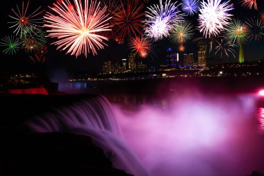 Niagara alacakaranlıkta gökyüzünde havai fişekleri kutlayarak düşer.