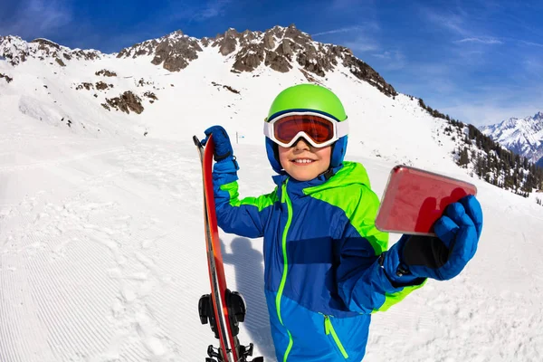 Menino Carrinho Abraçando Capacete Esqui Alpino Máscara Sobre Montanha Tirando — Fotografia de Stock