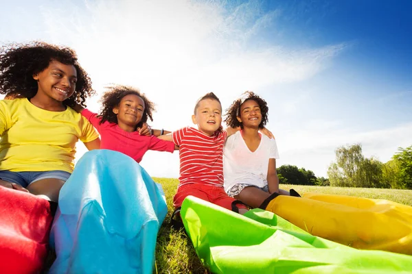 Gruppe Von Kindern Sitzt Auf Dem Rasen Mit Feurigen Rennsäcken — Stockfoto