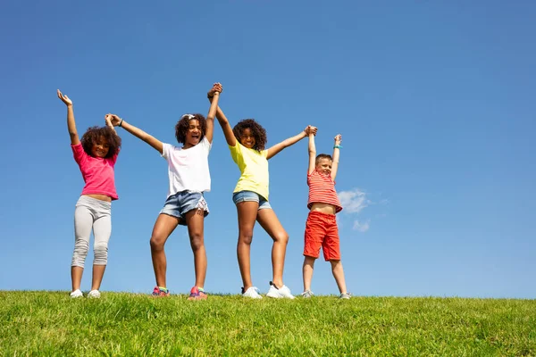 Grupo Niños Aspecto Diverso Pie Hierba Parque Tranquilo Feliz Levantando — Foto de Stock