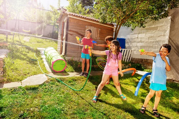 Mädchen Team Hält Gartenschlauch Mit Sprühkopf Und Spielt Wasserpistolenspiel Gegen — Stockfoto