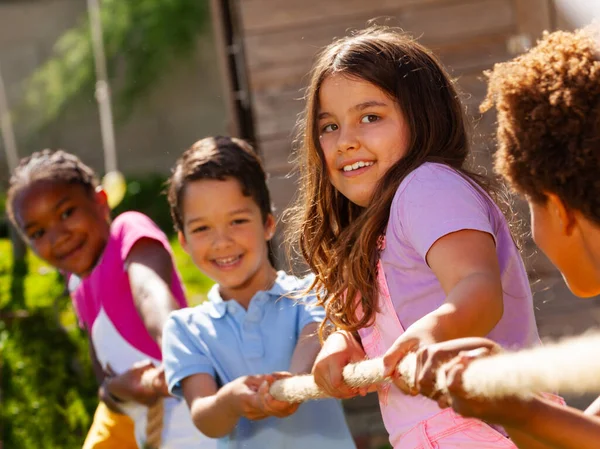 Touw Trekken Wedstrijd Spel Met Kinderen Een Rij Volledige Actie — Stockfoto