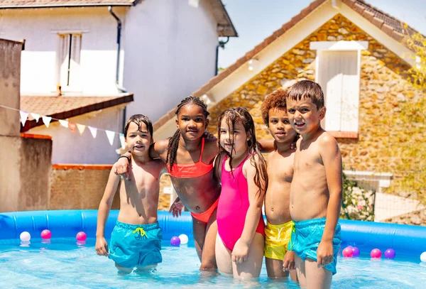 Grupo Cuatro Niños Felices Niños Con Niñas Juegan Pie Abrazan — Foto de Stock