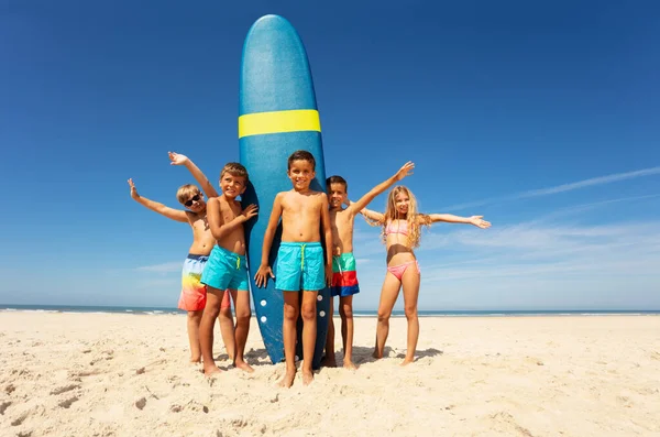 Grupo Niños Pequeños Felices Pie Junto Tabla Surf Mar Juntos —  Fotos de Stock