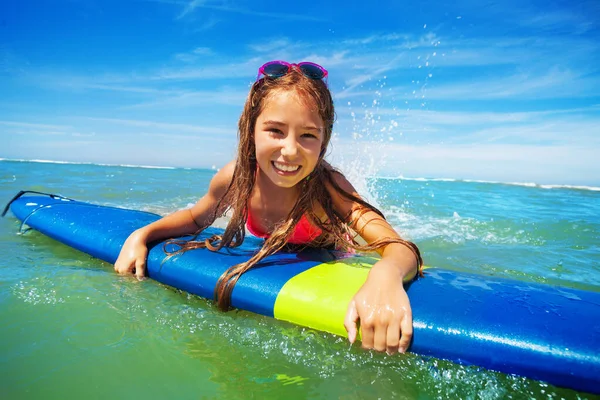 Zavřít Portrét Šťastný Surfování Usmívající Dívka Plavat Surfu Moři Čeká — Stock fotografie